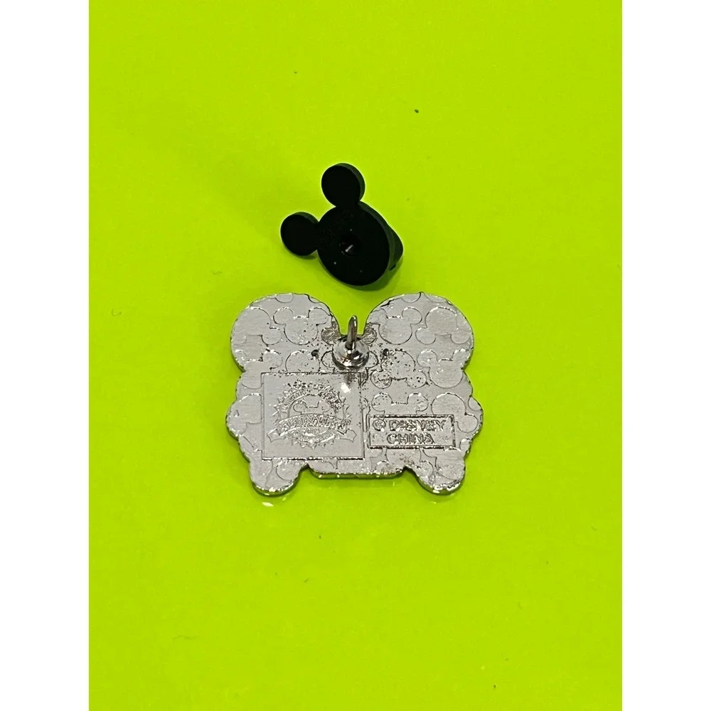 Disney Pin Trading 2009 Mickey Mouse Skull and Crossbones Glitter Green Eyes Pin